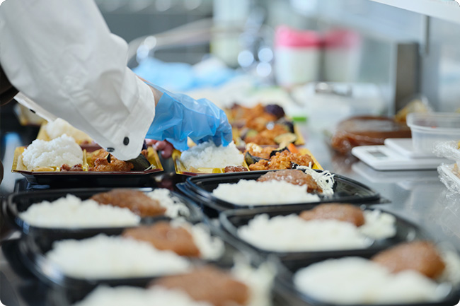お弁当の盛り付け・材料の仕込みなどの実務体験