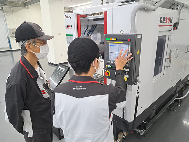 ”機械を作る機械”であるマシニングセンタの操作、加工を体験！